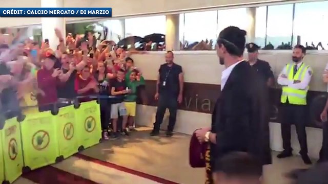 Les supporters de l'AS Roma mettent l'ambiance pour l'arrivée de Pastore