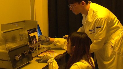 움직이면 전기 생산...'자가발전' 기술 주목 / YTN