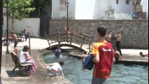 Diyarbakır’da Aşırı Sıcaklardan Bunalan Çocuklar Süs Havuzuna Girerek Serinledi
