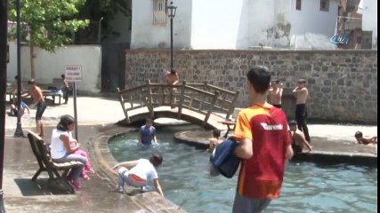 Diyarbakır’da Aşırı Sıcaklardan Bunalan Çocuklar Süs Havuzuna Girerek Serinledi