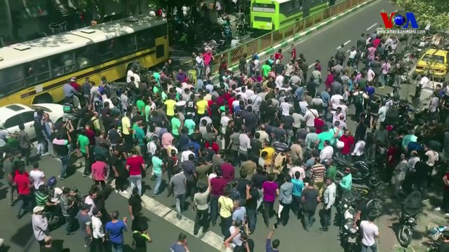 İran’da Protestocular Meclis Önünde Polisle Çatıştı