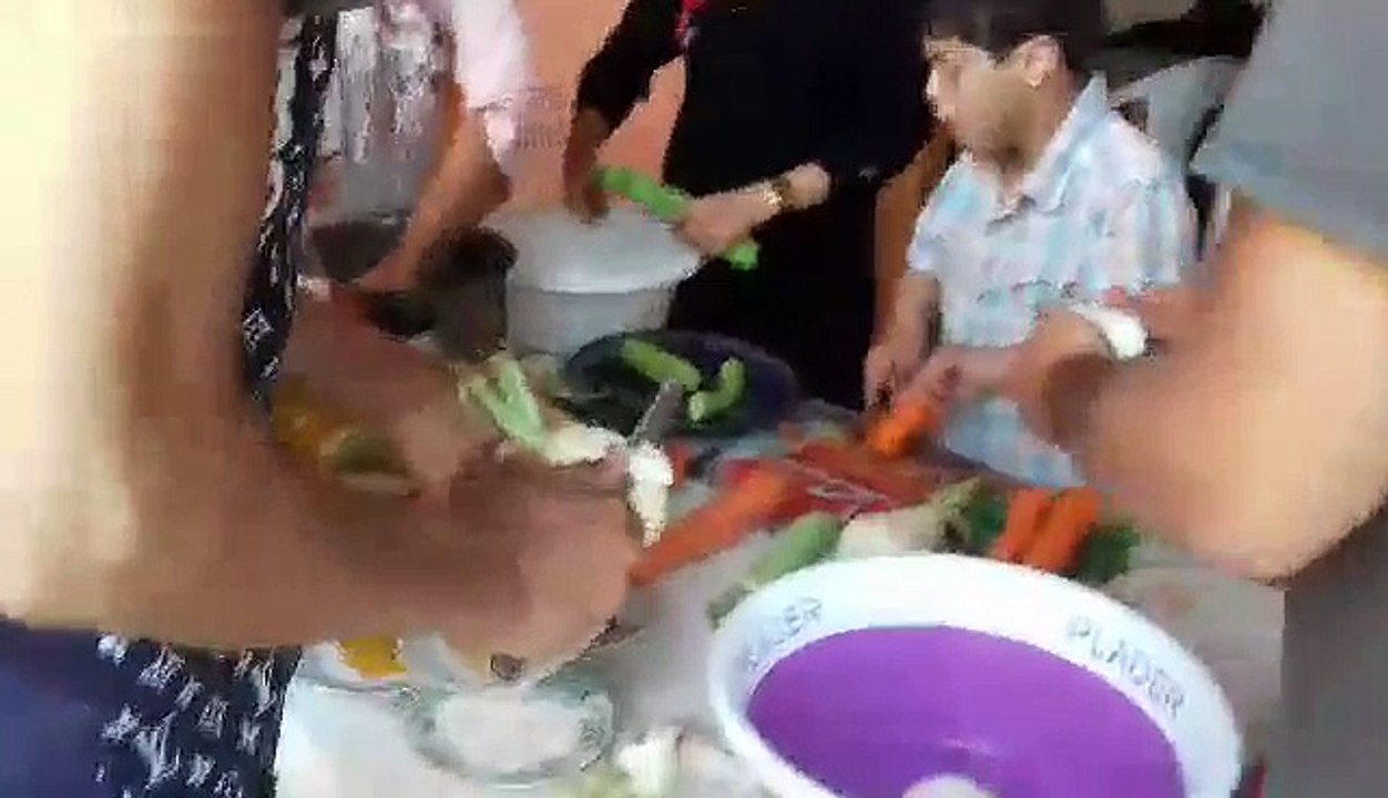 Activité épluchage des légumes en vue de réaliser un couscous