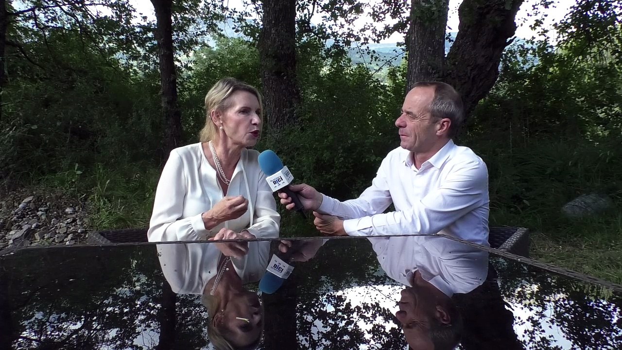 Hautes-Alpes / Région : fibre optique, golf, hôpital d'Embrun, transports scolaires... et rond point ! Point avec Chantal Eymeoud