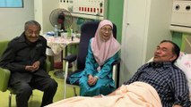 Dr M visits Anwar at hospital