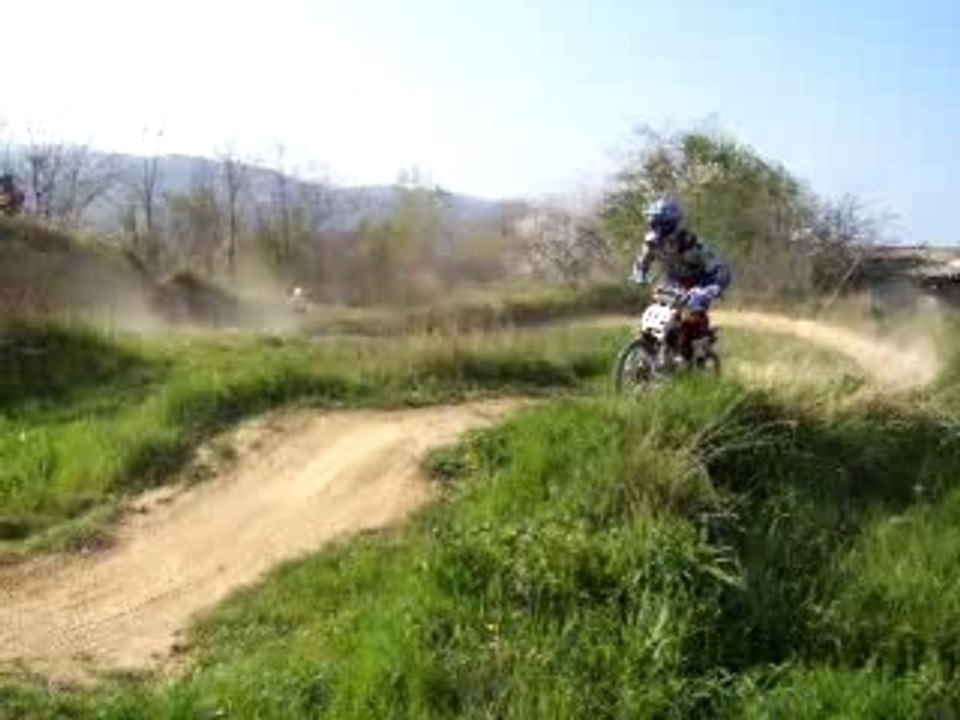 julos a lattak sur le terrain de pit a kevin