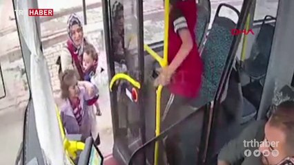 Kolu kırık çocuğun ağladığını görünce otobüsle hastaneye götürdü