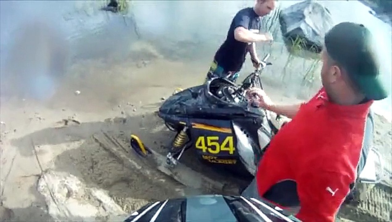 Quand ta motoneige se barre toute seule, traverse le lac et fini dans les bois