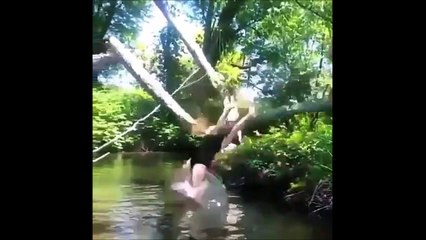 Le FAIL de la journée... Cette femme se rate en sautant sur un arbre