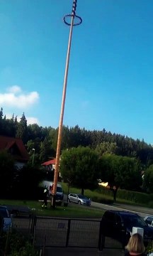 Ils abattent un poteau qui finit par tomber sur une camionette