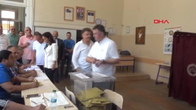 İzmir İyi Parti Adayları Oylarını Kullandı