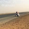 شوفو الفرق بين البنت والشب لما بدهم يوقفوا تكسي. ههههه رهيب عنجد