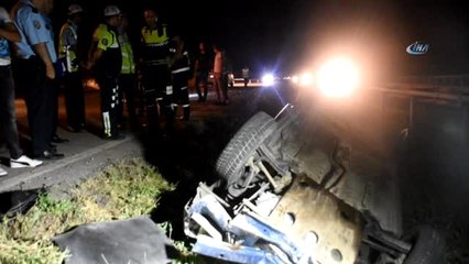Lastik Yüklü Otomobil Su Kanalına Devrildi: 1 Kişi Ağır Yaralandı