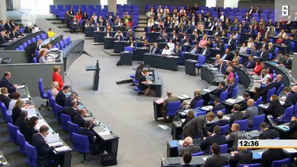 Fragestunde im Bundestag: "So bringt man Angela Merkel nicht ins Schwimmen"
