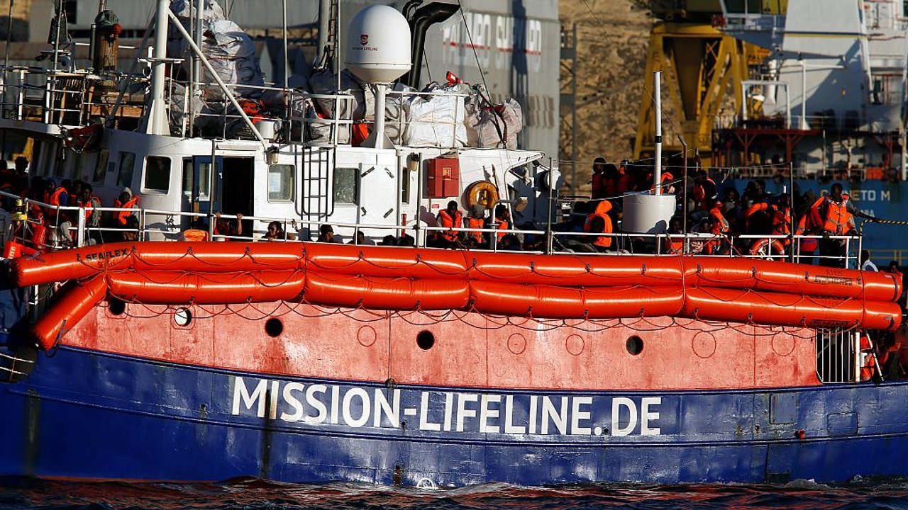 Flüchtlingsschiff 'Lifeline' läuft in Hafen von Valletta ein
