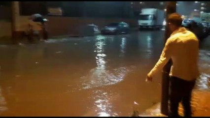 İstanbul’da beklenen yağış başladı... Dolu yağışından tepsiyle korunmaya çalıştı