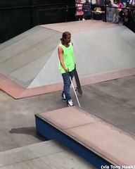 Un aveugle  réalise un fifty/fifty en skate