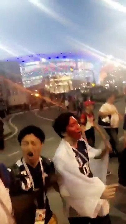 Un supporter sénégalais chante One Piece avec des supporters japonais