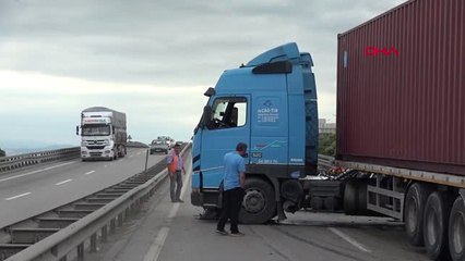 Kocaeli Tır Otomobile Çarptı 6 Yaralı Hd