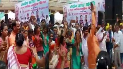 VIDEO: आदिवासियों के विवाह समारोह में जमकर नाचे झारखंड सीएम रघुवर दास