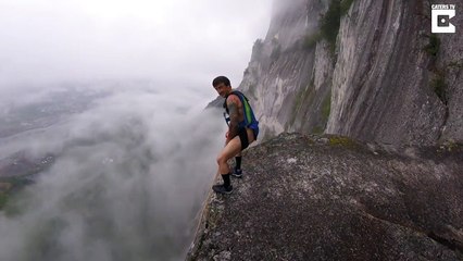 Basejump frontflip avec le parachute ouvert