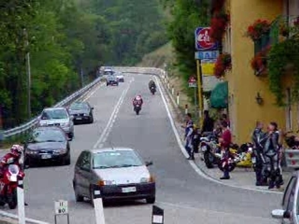 Illegal street racing - Yamaha R1 vs Ducati