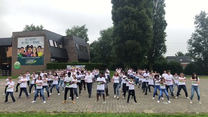 Les élèves de l'Athénée de Welkenraedt rassemblés pour un gigantesque haka
