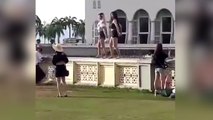 Chicas bailan en pantalón corto frente a mezquita