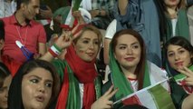 شاهد: مشجعات المنتخب الإيراني يعشن تجربة دخول الملعب