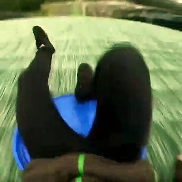 Il descend une piste de saut à ski en luge... Vertigineux