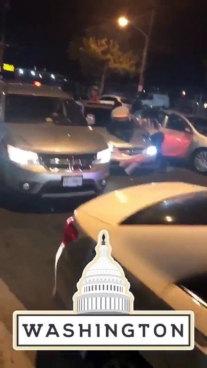 Il surprend sa femme en voiture avec un autre homme et se met très en colère