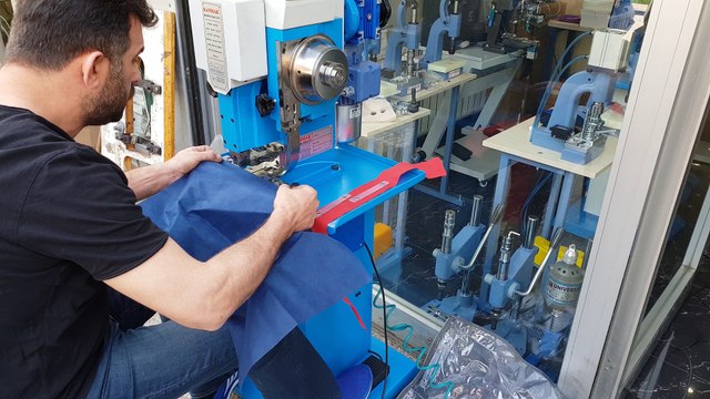 Elibise kılıfı ip bağlama yeri tutma plastiği için tam otomatik pullu ayarlı kuşgözü çakma makinası