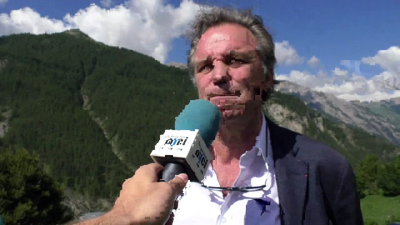 Renaud Muselier, le président de la région Sud avec les éleveurs ce mardi près du col de la Cayolle