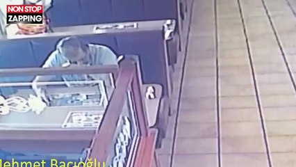 Un client de restaurant filmé en train de mettre une main aux fesses d'une serveuse (vidéo)