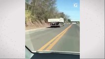 Caminhão bate em acostamento em Nova Venécia