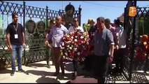 Aït Menguellet a déposé ce matin une gerbe de fleurs sur la tombe de Matoub Lounes