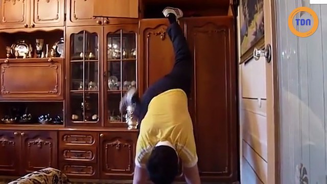 Il fait des pompes sur deux doigts