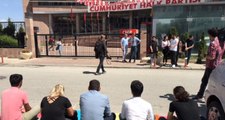 CHP'li Vekil İstifa Çağrısının Ardından Genel Merkez Önünde Oturma Eylemi Başlatıyor