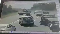 Un tank écrase une voiture après un dérapage raté en pleine route