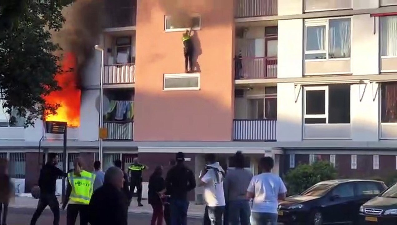 Ce policier saute par la fenêtre pour échapper à un incendie