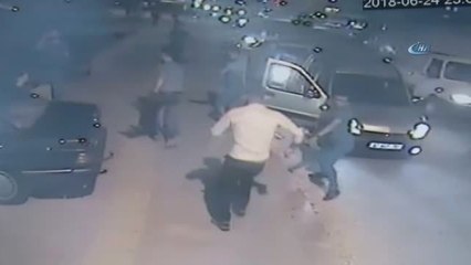 Seçim Gecesi Türk Bayrağı ile 'Reis' Yazısı Asılı Marketi Yakmak İstemişler... O Anlar Kamerada