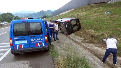 Kontrolden çıkan minibüs devrildi: 3 yaralı