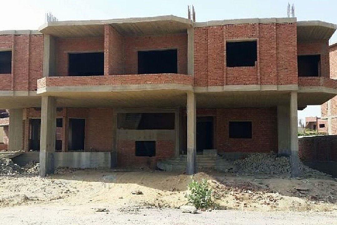 فيلا مميزة بحديقة للبيع في شرق الاكادمية القاهرة الجديدة