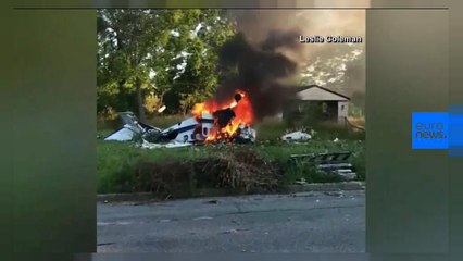 شاهد: ناج وحيد يخرج من حطام طائرة تلتهمها النيران