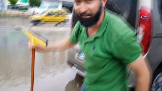 Fırtına ve yağış bir anda bastırdı, ortalık savaş alanına döndü...Ağaçlar devrildi, caddeler sular altında kaldı