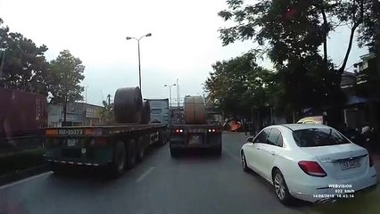 Des bobines d'acier roulent sur une remorque