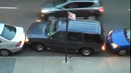 سائق محترف جدا ... شاهد كيف أخرج هذه السيارة !! غير معقول