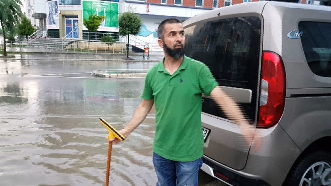 Fırtına ve yağış bir anda bastırdı, ortalık savaş alanına döndü...Ağaçlar devrildi, caddeler sular altında kaldı
