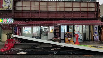 [영상] 간판 도로 위 추락...행인·승용차 '아찔' / YTN