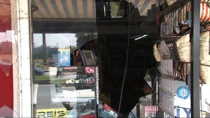 Türk Bayrağı asılı marketi taşlama ve yakma teşebbüsüne 4 gözaltı