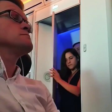 Quand 2 passagers sortent des toilettes en même temps... Grillé
